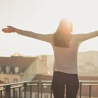 Cinta tak susah, asal kamu bisa menemukan seseorang yang membuatnya terasa mudah. (Foto: pexels.com)