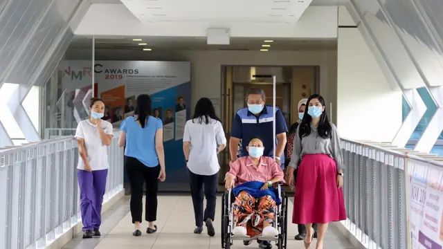 Ani Yudhoyono dan Annisa Pohan menikmati udara segar bersama SBY di luar ruang perawatan rumah sakit. (Foto: Dok. Anung Anindito)