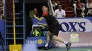 Pebulutangkis PB Djarum, Kevin Sanjaya, mengganti raket saat pertandingan melawan wakil PBAD di Britama Arena, Jakarta, Rabu (19/12). Kevin Sanjaya/ Akbar Bintang menang 21-9 21-17 atas Aji Firmansyah/Briliant Rachmat. (Bola.com/M Iqbal Ichsan)