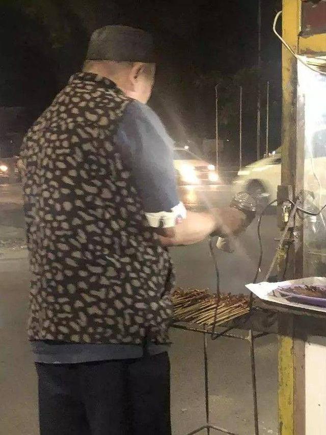 8 Potret Nyeleneh Cara Orang Jualan Sate, Ada yang Pakai Kostum Ini Kocak