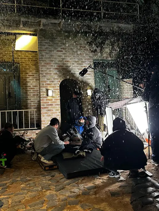 <p>Bhind the scene pengambilan gambar saat cuaca sedang bersalju. para aktor dan tim produksi tampak bekerja sangat keras untuk syuting di tengah udara dingin. (Foto: Instagram/ skuukzky)</p>