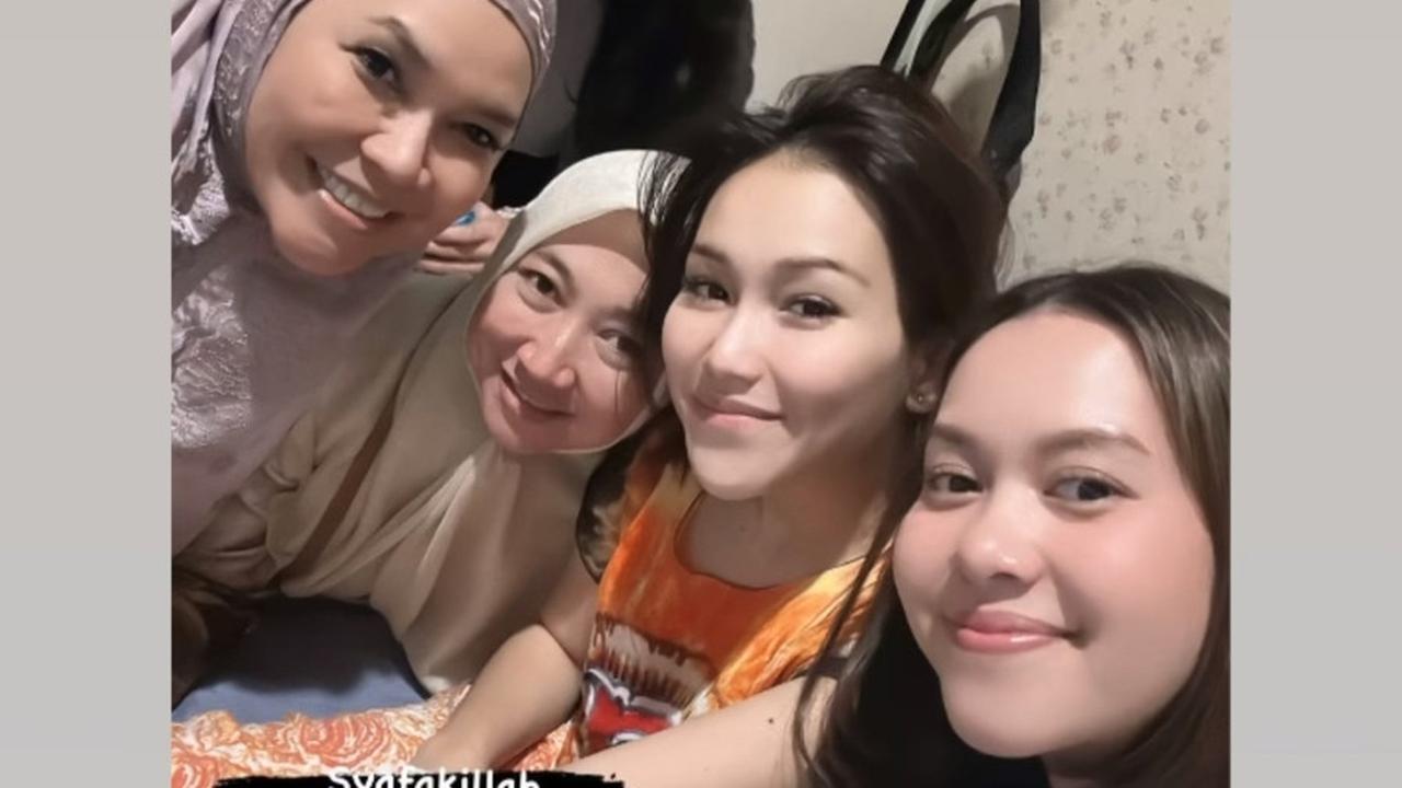 Sedang Jatuh Sakit, 8 Foto Ayu Ting Ting Saat Dijenguk Calon Mama Mertua