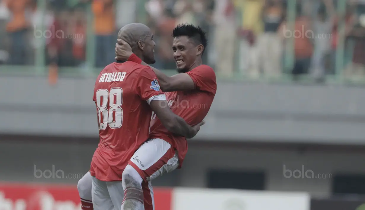Striker Persija, Reinaldo, bersama  Maman Abdurrahman merayakan kemenangan atas Persiba pada laga Liga 1 di Stadion Patriot, Bekasi, Jumat  (12/8/2017). Persija menang 2-0 atas Persiba. (Bola.com/M Iqbal Ichsan)