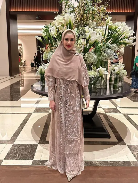 Kartika Putri buktikan tampil dengan hijab Syar'i juga bisa elegan dalam baju terusan [@kartikaputriworld]