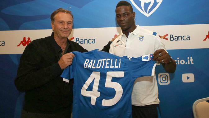 Penyerang Mario Balotelli foto bersama dengan presiden Brescia Massimo Cellino selama konferensi pers pengenalan dirinya di Brescia, Italia (19/8/2019). Balotelli dikontrak Brescia selama satu musim dengan perpanjangan kontrak otomatis bila klub bertahan di Serie A. (AP Photo/Filippo Venezia)