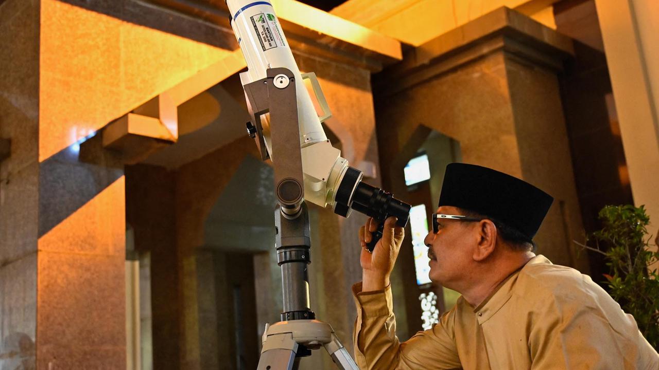 FOTO: Warga Aceh Sambut Gerhana Bulan Total dengan Shalat dan Observasi Langsung