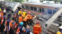 Petugas mengevakuasi gerbong KRL yang anjlok di Kebon Pedes, Bogor, Jawa Barat, Minggu (10/3). Belum diketahui penyebab pasti anjloknya kereta. (Liputan6.com/Immanuel Antonius)