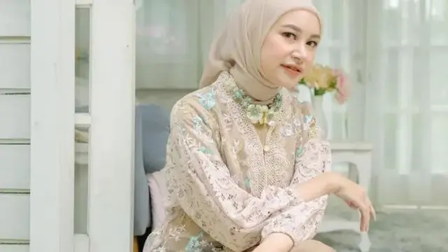 5 Model Gamis Brokat Kombinasi Polos untuk Lebaran 2024, Tampil Cantik bersama Keluarga