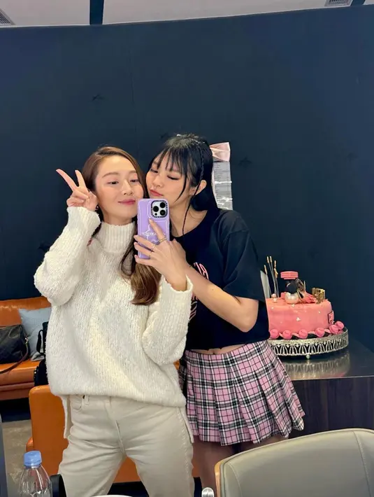 Beberapa waktu lalu Jessica merayakan ulang tahun Jennie dengan foto bareng usai konser BLACKPINK. [Instagram @jessica.syj]