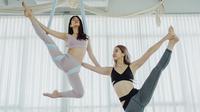 Ilustrasi senam akrobatik (Photo by Ketut Subiyanto: https://www.pexels.com/photo/flexible-women-doing-yoga-pose-4999854)