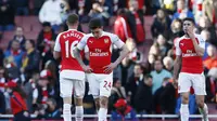 Para pemain Arsenal, seperti Hector Bellerin, Aaron Ramsey dan Gabriel Paulista hanya bisa tertunduk usai meraih hasil imbang 1-1 kontra Crystal Palace, pada laga lanjutan Premier League 2015-2016, di Emirates Stadium, Minggu (17/4/2016) malam WIB. Lini d