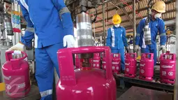 Pekerja melakukan pengisian tabung Bright Gas 5,5 Kg di Depot and Filling Station LPG Pertamina Plumpang, Jakarta, Selasa (3/11). LPG seharga Rp66.000 ini ditargetkan merebut 23% pangsa pasar gas subsidi 3 kg dalam lima tahun. (Liputan6.com/Angga Yuniar)