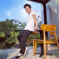 Stevan Pasaribu juga menempuh pendidikan tinggi di Institut Kesenian Jakarta (IKJ) jurusan seni musik. (FOTO: instagram.com/stevan_pasaribu/)