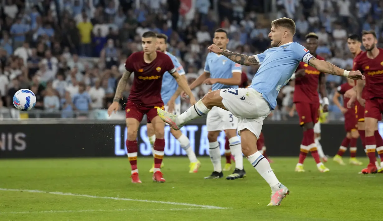 Lazio berpeluang menambah gol pada menit ke-37. Tembakan Ciro Immobile masih melenceng di sisi gawang Rui Patricio. (AP/Andrew Medichini)