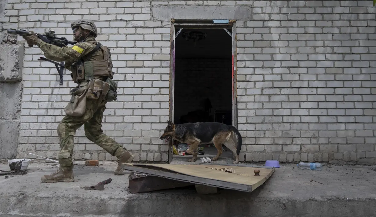 <p>Seorang prajurit Ukraina berpatroli selama misi pengintaian di sebuah desa yang baru saja direbut kembali di pinggiran Kharkiv, Ukraina timur, Sabtu, 14 Mei 2022. Militer Ukraina membuat pernyataan pada Selasa (10/5) bahwa pasukannya telah merebut kembali desa-desa dari pasukan Rusia di utara dan timur laut Kharkiv. (AP Photo/Mstyslav Chernov)</p>