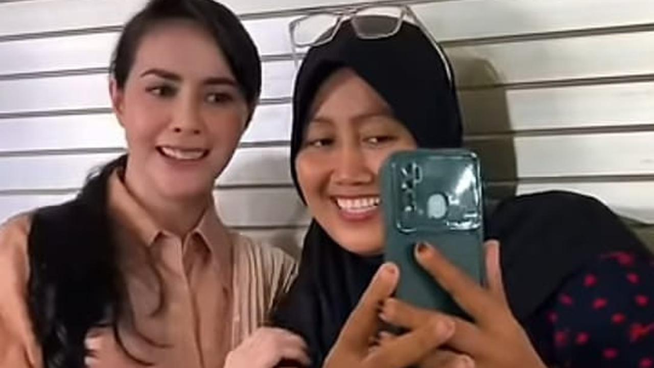 Potret Arumi Bachsin Blusukan ke Pasar Cari Makanan, Senyum Manis saat Diserbu Warga Buat Minta Foto