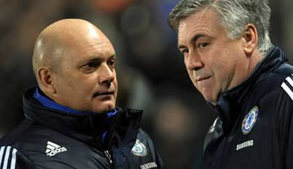 Chelsea's manager Carlo Ancelotti (R) and his assistant Ray Wilkins arrive for their English Premier League football match against Hull City at The KC Stadium in Hull, northern England, on February 2, 2010. AFP PHOTO/PAUL ELLIS
