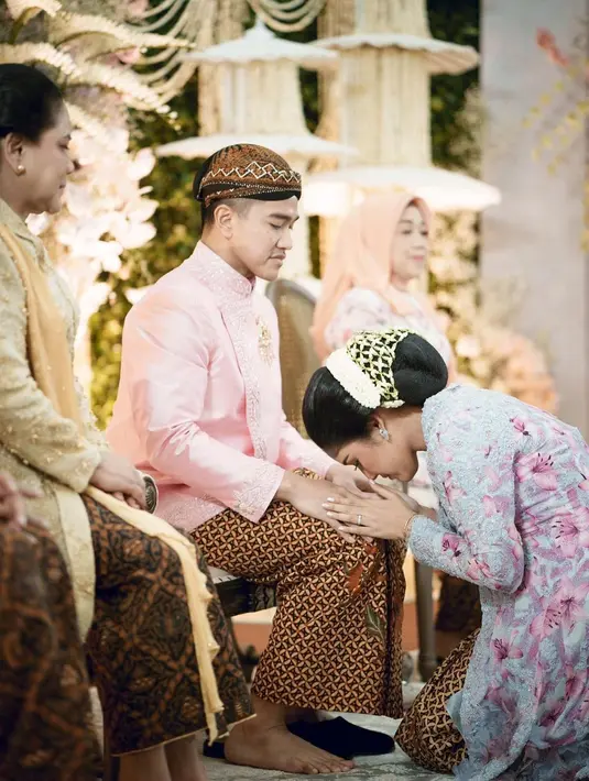 Kedua besan, Iriana Jokowi dan Sofiatun Gudono tampil kontras dalam balutan kebaya kutubaru [@erinagudono]