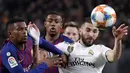 Penyerang Real Madrid Karim Benzema (kanan) berebut bola dengan bek Barcelona Nelson Semedo saat bertanding pada leg pertama semifinal Copa del Rey di Stadion Camp Nou, Barcelona, Spanyol, Rabu (6/2). Pertandingan berakhir 1-1. (AP Phptp/Emilio Morenatti)
