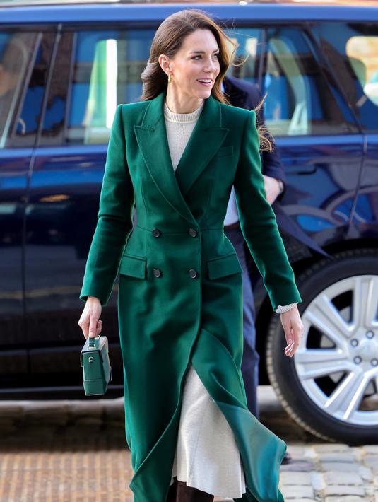 Princess of Wales, Kate Middleton dari Inggris tiba untuk mengunjungi University of Leeds di Leeds, Inggris utara, pada 31 Januari 2023.  Kate tampil anggun dengan memadukan mantel zamrud Alexander McQueen dan gaun krim Victoria Beckham dengan sepatu bot setinggi lutut berwarna coklat. (AFP/Pool/Chris Jackson)