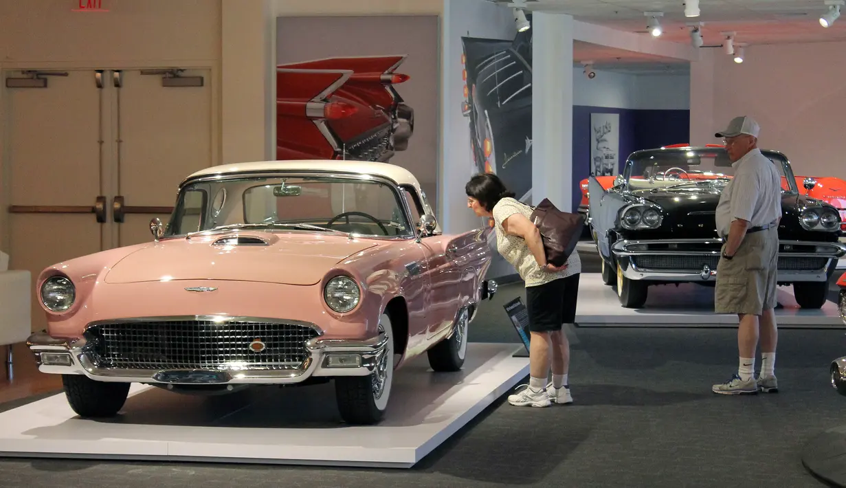 Pengunjung melihat mobil Ford Thunderbird D-Code Convertible 1957 yang dipajang di Newport Car Museum di Portsmouth (13/6). (AP Photo / Michelle R. Smith)