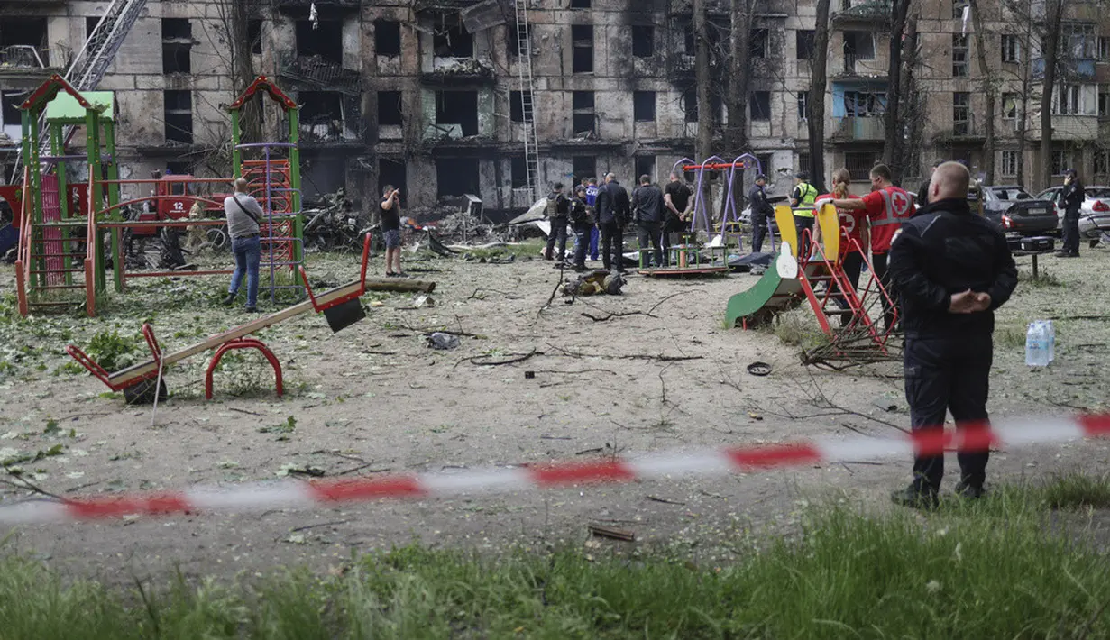 <p>Pejabat Ukraina pada Selasa pagi mengatakan Rusia meluncurkan serangan rudal pada Senin malam di Kota Kryvyi Rih dan menewaskan tiga orang, melukai 25 lainnya, dan merusak infrastruktur sipil. (AP Photo/Andriy Dubchak)</p>