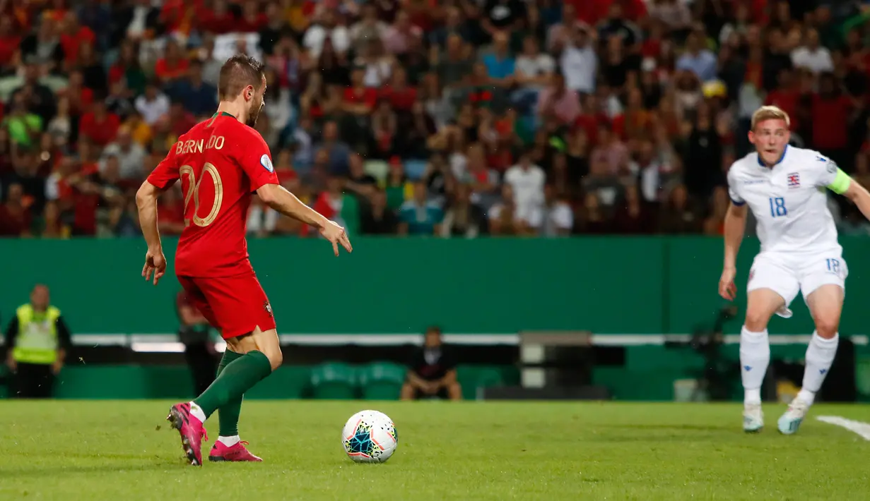 Gelandang timnas Portugal, Bernardo Silva bersiap untuk mencetak gol ke gawang Luksemburg dalam laga lanjutan Grup B Kualifikasi Piala Eropa 2020 di Estadio Jose Alvalade, Jumat (11/10/2019). Portugal meraih kemenangan 3-0 atas tamunya, Luksemburg. (AP/Armando Franca)