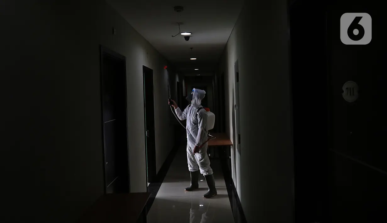 Pekerja menyemprotkan disinfektan di kamar hotel The Green Hotel di Bekasi, Jawa Barat, Kamis (24/9/2020). Hotel ini mengajukan untuk dijadikan tempat isolasi mandiri pasien Covid-19 ke pemkot Bekasi setelah mendapatkan rekomendasi dari PHRI. (Liputan6.com/Herman Zakharia)