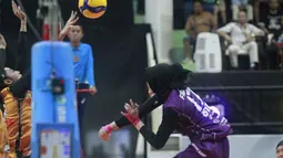 Pemain Jakarta BIN, Wilda Siti Nurfadhilah melepaskan spike saat menghadapi Jakarta Popsivo Polwan pada laga putaran pertama final four PLN Mobile Proliga 2024 di GOR Bung Tomo, Surabaya, Minggu (7/7/2024). Jakarta BIN menang 3-0 (25-13, 37-35, 26-24). (Dok. PBVSI)