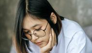 Kita perlu untuk melakukan rutinitas sore tanpa screen time untuk menenangkan pikiran setelah bekerja. (Foto/dok: Freepik/jcomp)