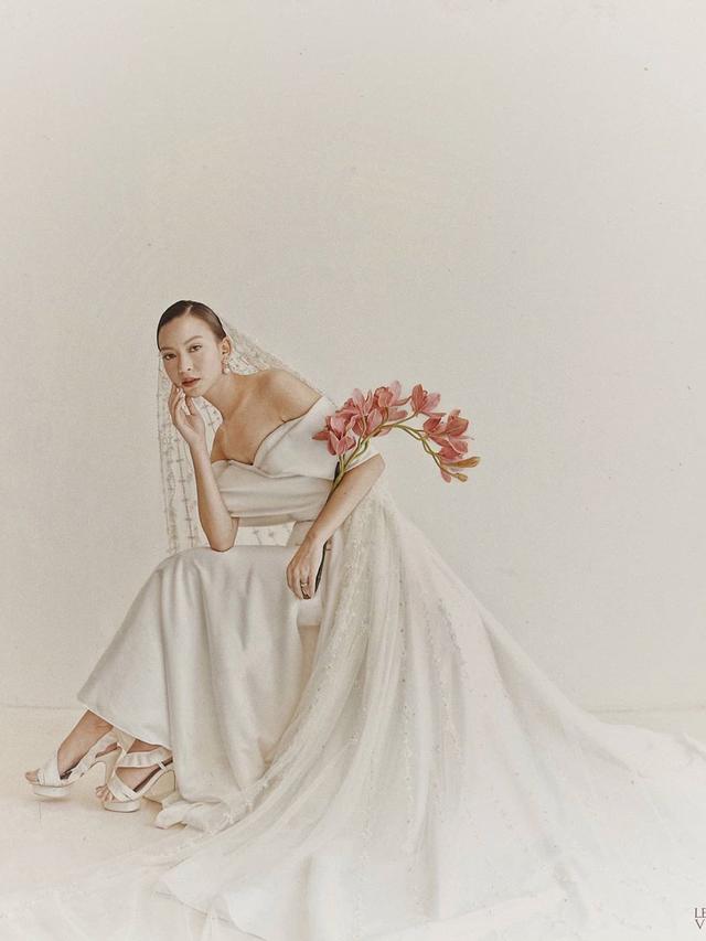 6 Potret Prewedding Karina Nadila Berkonsep Serba Putih, Tampil Elegan