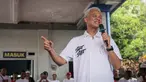 Calon Presiden nomor urut 03, Ganjar Pranowo saat berdialog dengan nelayan Cilacap, Jawa Tengah, Selasa (9/1/2024). (Liputan6.com/Faizal Fanani)