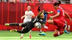 Kiper Swiss, Gaelle Thalmann melompat menghalau bola tendangan penyerang Kanada, Christine Sinclair saat Piala Dunia wanita 2015 di BC Place Stadium, Senin (22/6/2015). Kanada menang 1-0 atas Swiss lewat gol Josee Belanger. (Reuters/Anne Marie Sorvin)