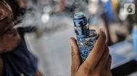 Seorang pria menggunakan vape atau rokok elektronik di kawasan Bundaran HI, Jakarta, Selasa (12/11/2019). Pemerintah melalui BPOM mengusulkan pelarangan penggunaan rokok elektrik dan vape di Indonesia, salah satu usulannya melalui revisi PP Nomor 109 Tahun 2012. (Liputan6.com/Faizal Fanani)