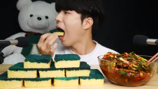 youtuber makan spons