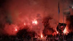 Suporter PSS Sleman menyalakan flare saat melawan Semen Padang pada laga Liga 2 di Stadion Pakansari, Jawa Barat, Selasa (4/12). PSS menang 2-0 atas Semen Padang. (Bola.com/M. Iqbal Ichsan)