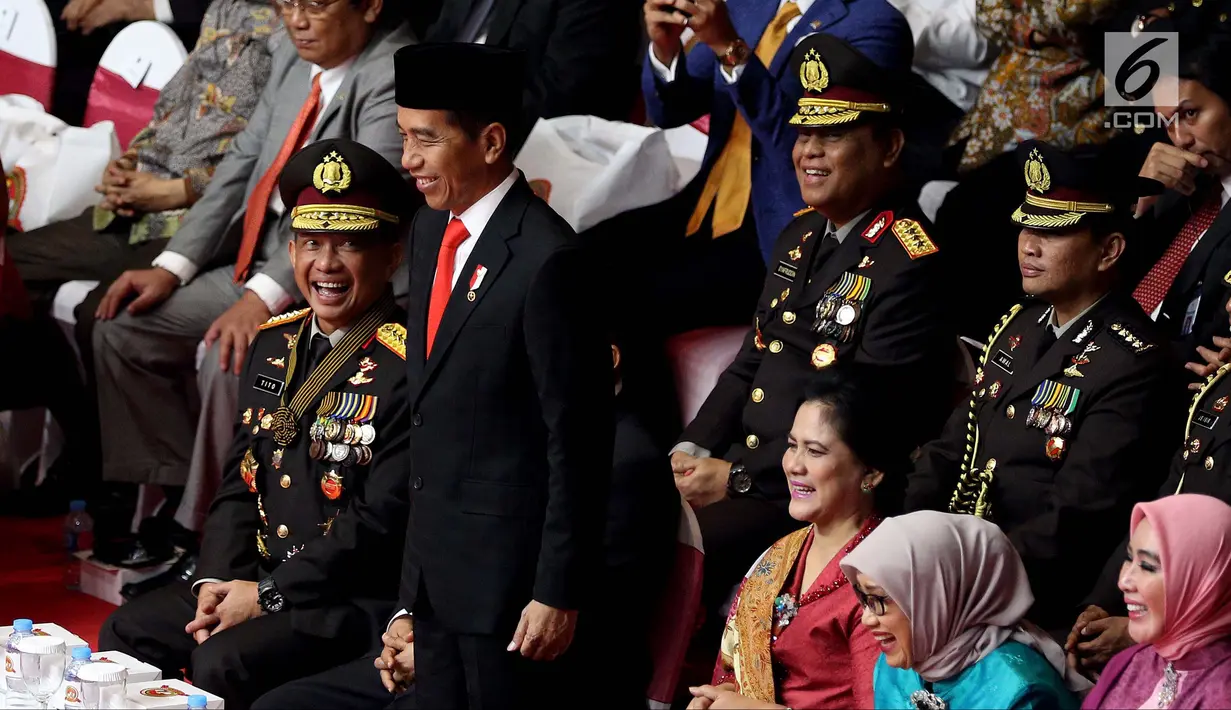 Presiden Joko Widodo atau Jokowi saat menjadi inspektur upacara pada peringatan HUT ke-72 Bhayangkara di Istora Senayan, Jakarta, Rabu (11/7). Jokowi meminta personel Polri terus meningkatkan kinerja. (Liputan6.com/JohanTallo)