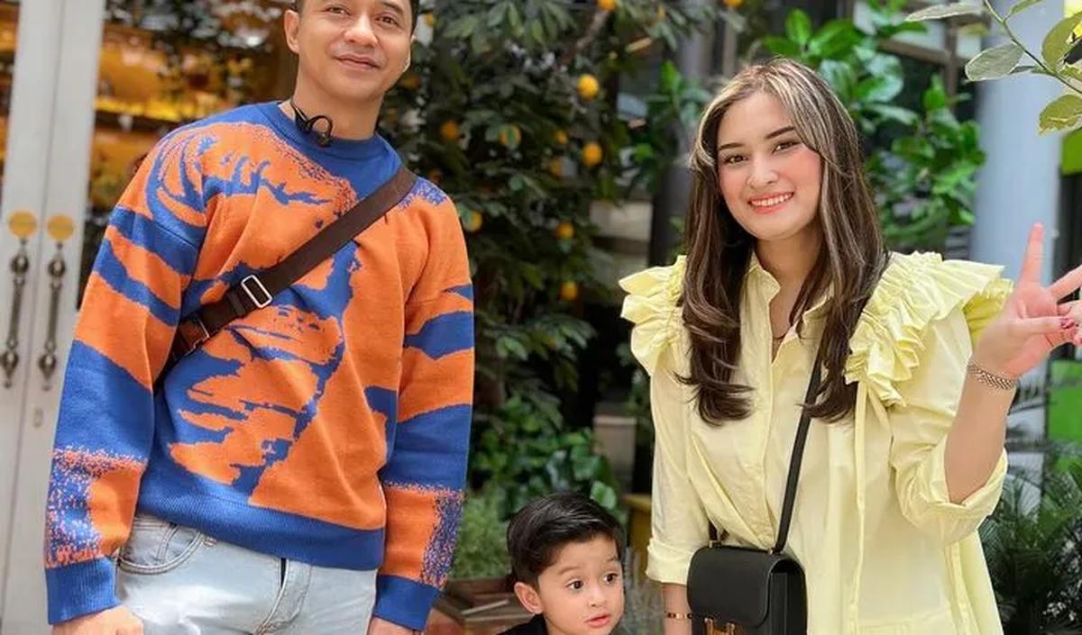 Potret Ardashir Behrouz putra Adly Fairuz dan Angbeen Rishi langsung mencuri perhatian netizen. Ardashir ramai dipuji memiliki paras ganteng seperti sang ayah.<br>