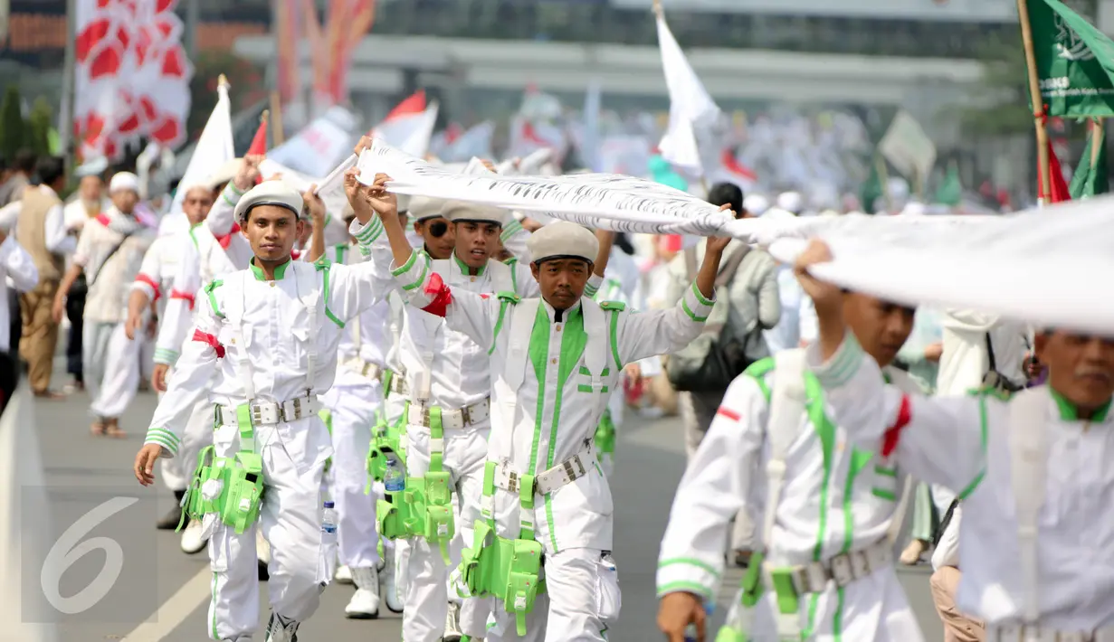 Ratusan orang melakukan long march dari Senayan menuju Bundaran HI, Jakarta, Minggu (16/8/2015). Parade Tauhid yang diikuti berbagai organisasi massa Islam ini digelar dalam rangka mensyukuri kemerdekaan RI yang ke 70 tahun. (Liputan6.com/Faizal Fanani)