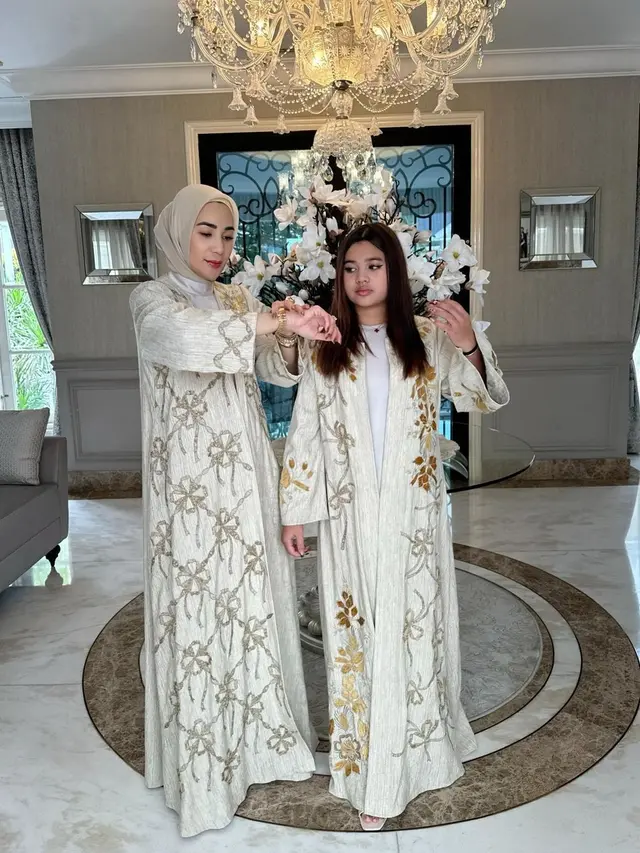Digugat Cerai Andre Taulany, Ini 6 Potret Rien Wartia Trigina Bareng Buah Hati