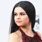 Penyanyi Selena Gomez saat menghadiri ajang American Music Awards 2015 di Microsoft Theater, Los Angeles, Minggu (22/11). Penyanyi berusia 23 tahun itu tampil seksi dan memesona. (Mark Davis/Getty Images/AFP)