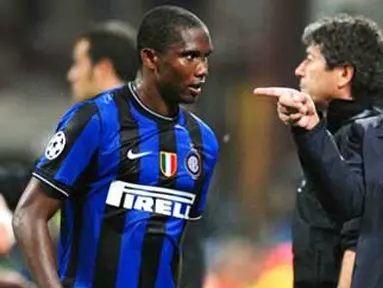 Pelatih Inter Milan, Jose Mourinho (kanan) memberi instruksi kepada strikernya asal Kamerun, Samuel Eto'o di laga penyisihan grup Liga Champions melawan Barcelona di San Siro, 16 September 2009. AFP PHOTO / Christophe Simon 