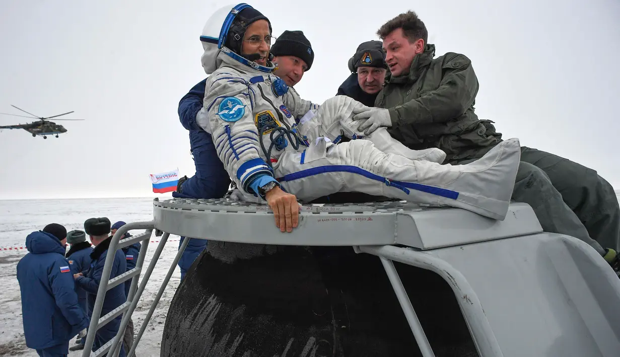 Petugas membantu astronot NASA, Joe Acaba keluar dari kapsul luar angkasa Soyuz MS-06 usai mendarat di Kazakh, Zhezkazgan, Kazakhstan, Rabu (28/2). Ketiganya kembali setelah lima setengah bulan di luar angkasa. (Foto Alexander Nemenov/Pool Photo via AP)