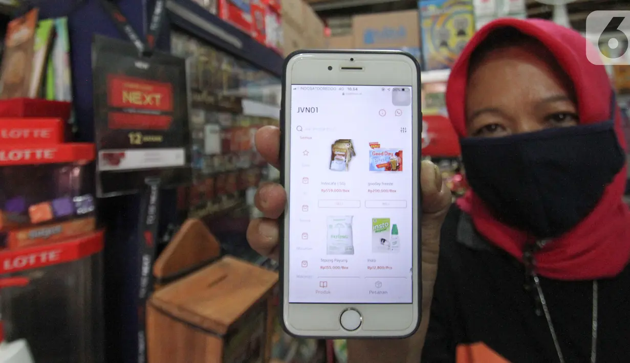 Pelaku UMKM menunjukkan aplikasi CrediStore di Toko Esti, Kemang, Jakarta, Rabu (01/09/2021). Toko grosir online berbasis web CrediMart juga dilengkapi dengan fleksibilitas pembayaran seperti COD hingga skema jatuh tempo untuk mendukung pengelolaan alur kas (cashflow). (Liputan6.com/HO/Ading)  