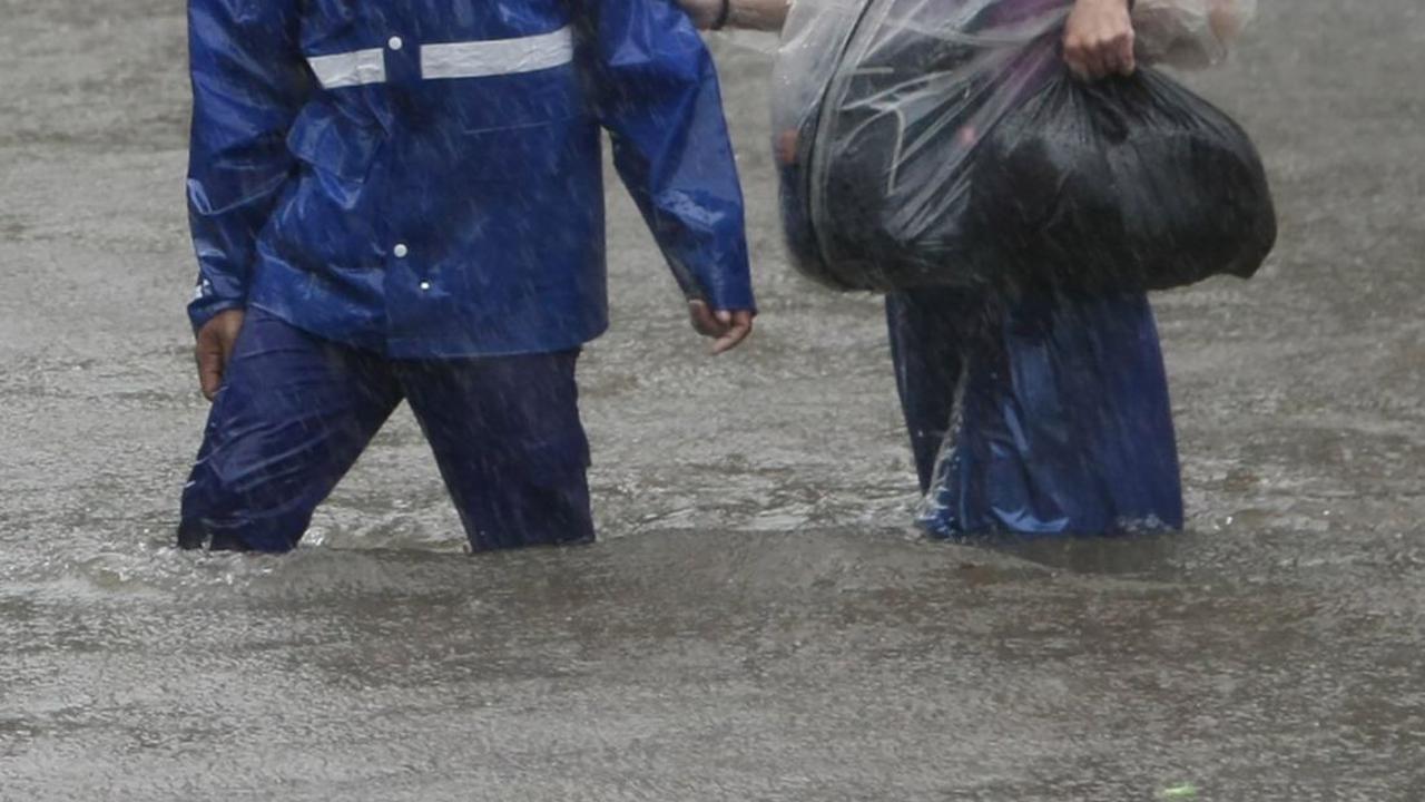 Warga menerobos banjir banjir yang menggenangi Jalan Suprapto, Cempaka Putih, Jakarta Pusat, Kamis (29/02/2024). Merdeka.com/Arie Basuki