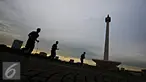 Petugas keamanan berolahraga sore di kawasan Monas, Jakarta, Kamis (31/3/2016). Rutinnya penertiban membuat kawasan Monas kini lebih tertata rapi dan bebas dari PKL. (Liputan6.com/Imamnuel Antonius)