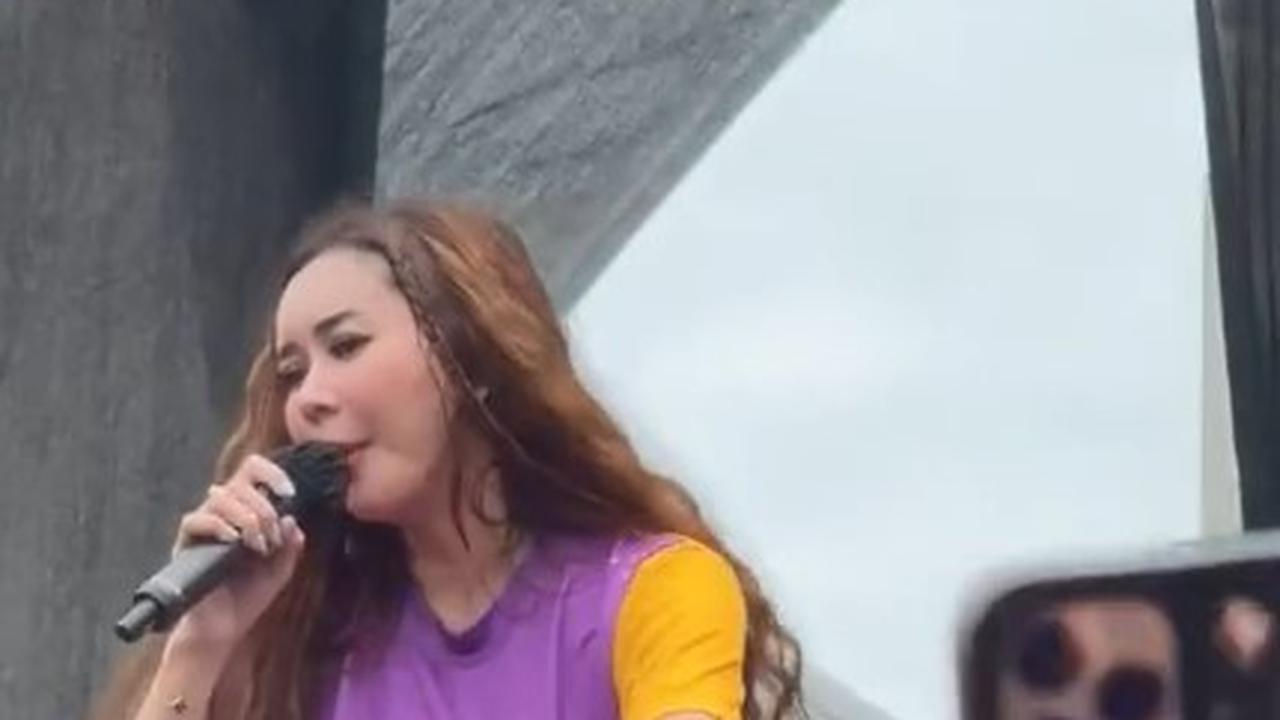 7 Potret Terbaru Aura Kasih yang Diduga Lakukan Oplas, Bikin Lupa dengan Wajah Aslinya