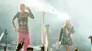 Machine Gun Kelly (kiri) dan Avril Lavigne tampil di FirstEnergy Stadium, Cleveland, Ohio, Amerika Serikat, 13 Agustus 2022. Avril Lavigne bergabung dengan MGK di atas panggung untuk kolaborasi mereka “Bois Lie,” (Photo by Amy Harris/Invision/AP)