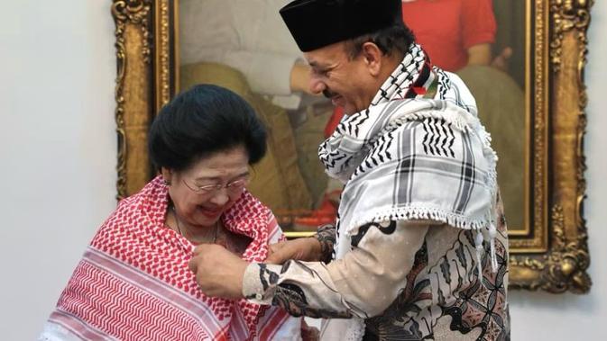 Dubes Palestina Selempangkan Kafiyeh Merah ke Megawati