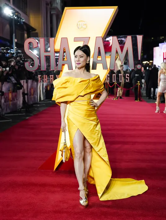 Penampilan Lucy Liu saat berpose untuk fotografer setibanya di pemutaran perdana film 'Shazam! Fury of the Gods' di London, Selasa (7/3/2023). Kaki panjang bintang film itu dipamerkan karena belahan setinggi paha ke arah depan. (Photo by Alberto Pezzali/Invision/AP)